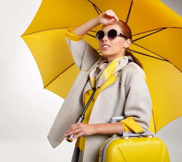 把黄色的雨伞的魅力女人 — 图库照片