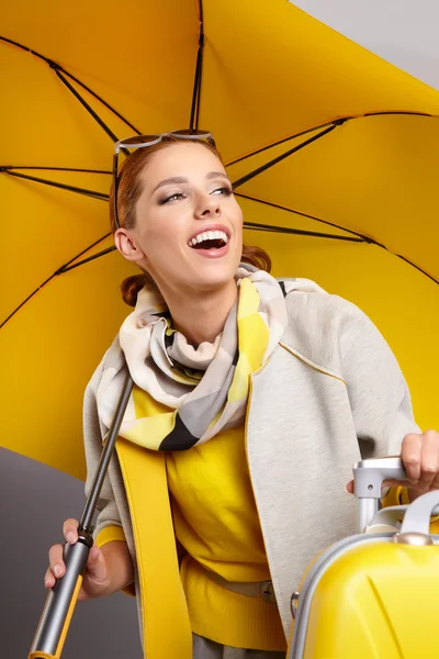 Donna glamour con ombrello giallo — Foto Stock