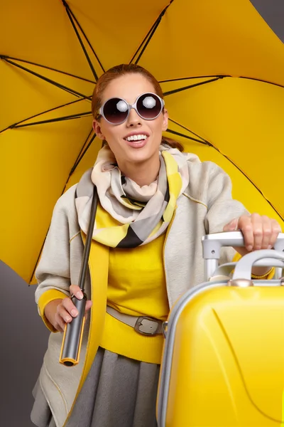 Glamour γυναίκα με κίτρινη ομπρέλα — Φωτογραφία Αρχείου