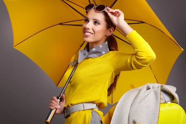 Mulher glamour com guarda-chuva amarelo — Fotografia de Stock