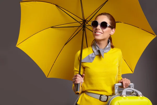 Glamour nő sárga esernyő — Stock Fotó