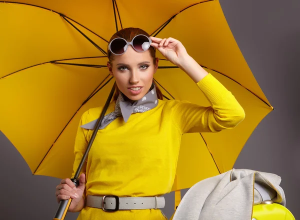 Mulher glamour com guarda-chuva amarelo — Fotografia de Stock