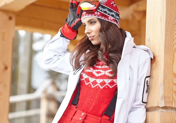 Žena lyžař v dřevěných domů terasa — Stock fotografie