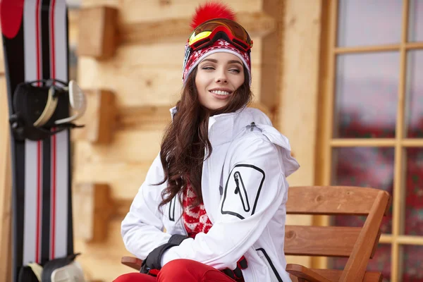 Femme skieuse en bois maison terrasse — Photo