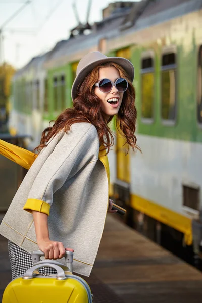 Hermosa mujer viajero en la estación —  Fotos de Stock