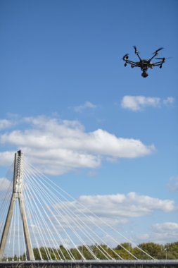 Helikopter uçuş mavi gökyüzü.