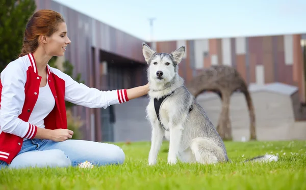 屋外犬と遊ぶ美しい少女 — ストック写真