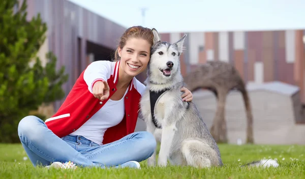 Güzel kız açık havada köpekle oynamayı — Stok fotoğraf