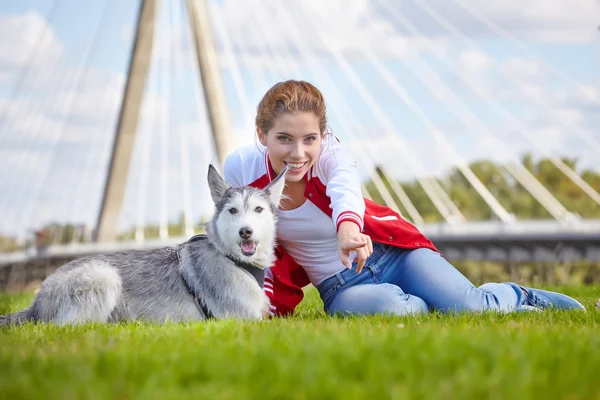 屋外犬と遊ぶ美しい少女 — ストック写真