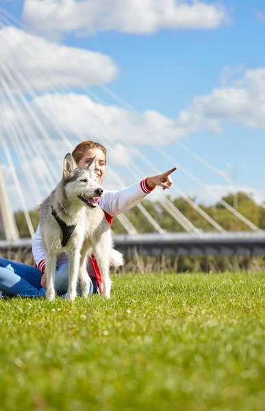 Menina bonita brincando com o cão ao ar livre — Fotografia de Stock