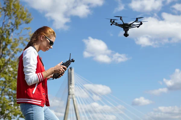 Femme avec télécommande et drone de surveillance aérienne — Photo