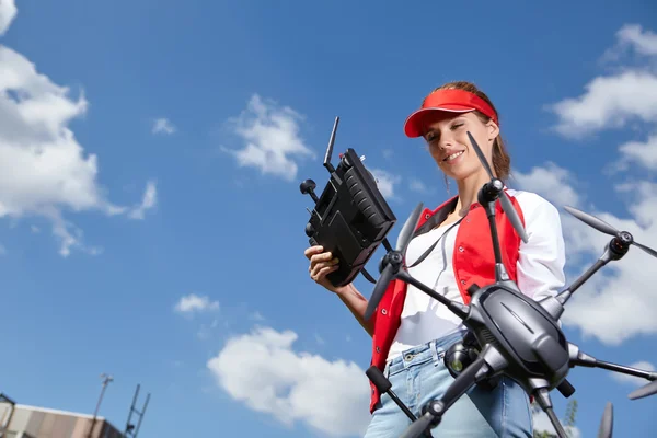 Femme avec télécommande et drone de surveillance aérienne — Photo
