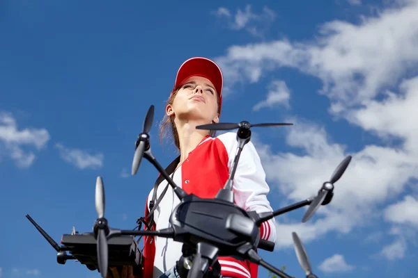 Mujer con mando a distancia y avión no tripulado de vigilancia — Foto de Stock