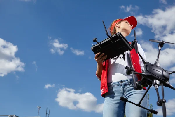 Vrouw met afstandsbediening en vliegende toezicht drone — Stockfoto