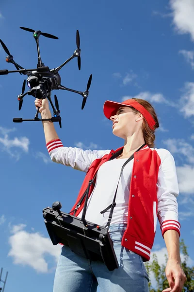 Femme avec télécommande et drone de surveillance aérienne — Photo