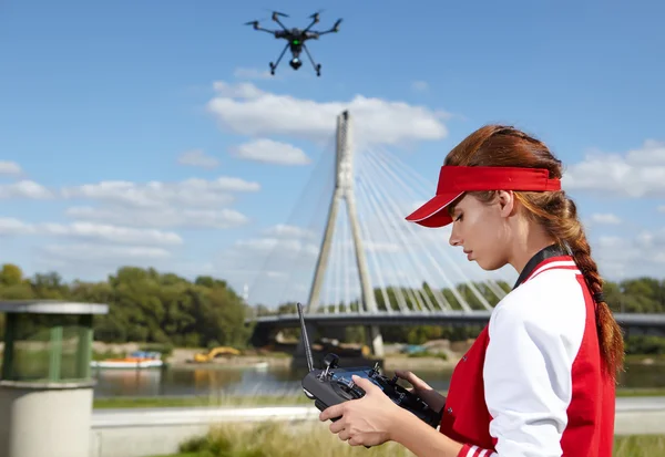 リモート制御および監視無人機は飛行を持つ女性 — ストック写真