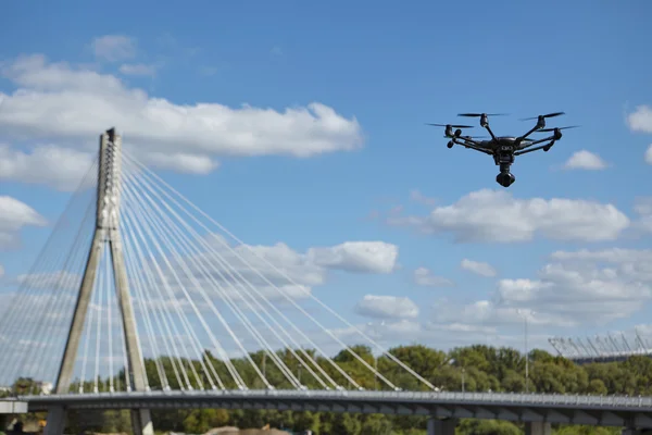 Vol de copter contre le ciel bleu . — Photo