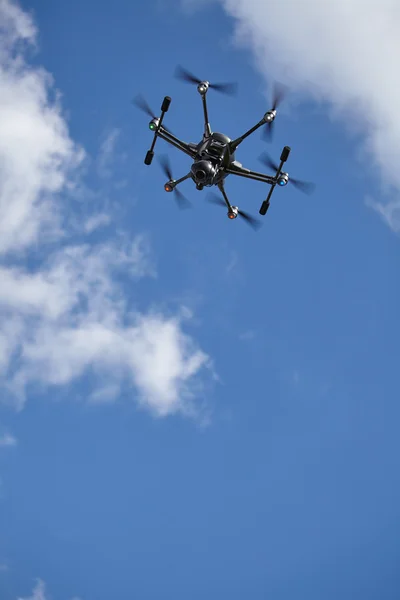 Vuelo en helicóptero contra el cielo azul . — Foto de Stock