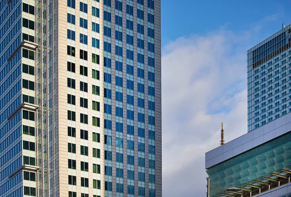 Arranha-céus altos, edifícios de escritórios — Fotografia de Stock