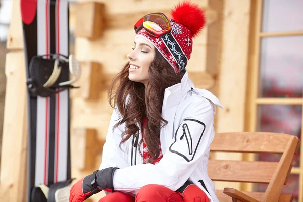 Gelukkig jonge vrouw in ski cothes — Stockfoto