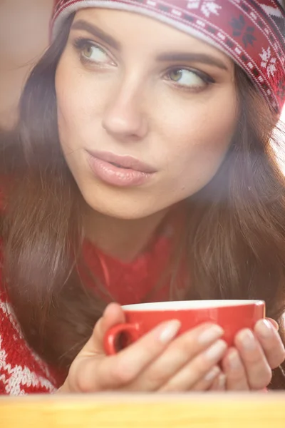Žena pije kávu — Stock fotografie