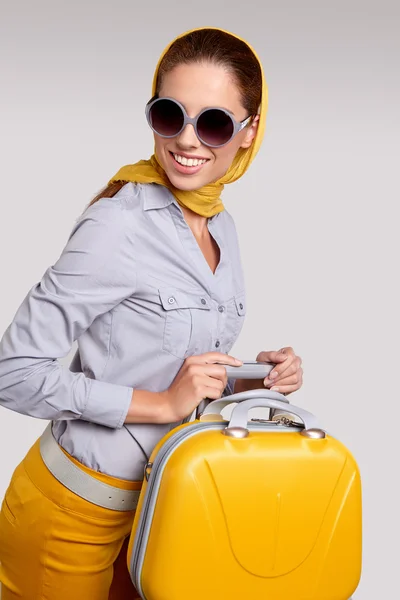 Mujer preparándose para viajar — Foto de Stock