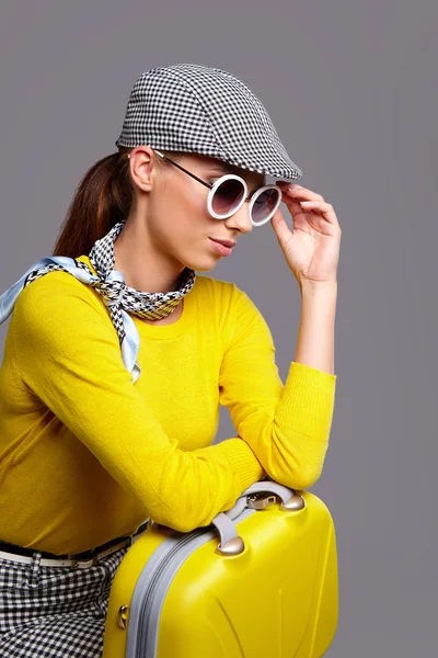 Glamour-Frau mit gelbem Koffer — Stockfoto