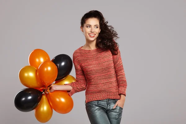 Giovane bella donna con palloncini colorati — Foto Stock