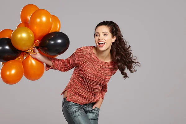 Junge hübsche Frau mit bunten Luftballons — Stockfoto