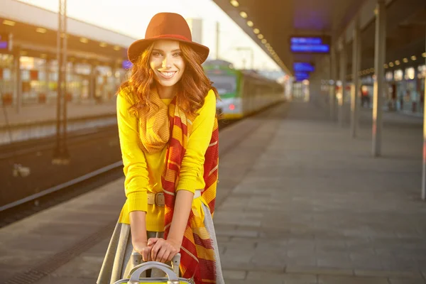 Mujer joven y bonita en una estación de tren —  Fotos de Stock