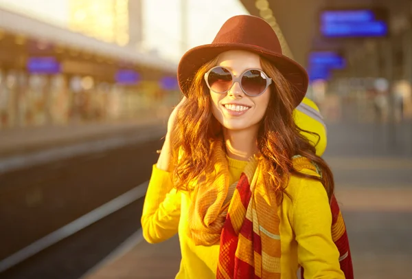 Hübsche junge Frau an einem Bahnhof — Stockfoto