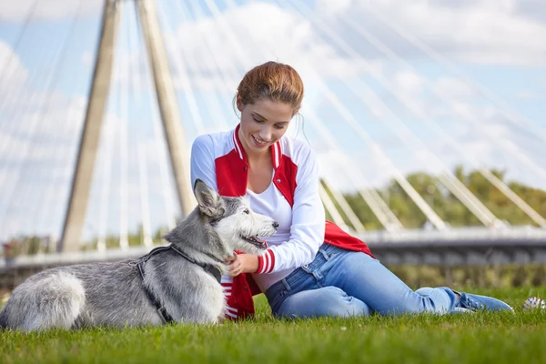 Menina brincando com seu cão — Fotografia de Stock