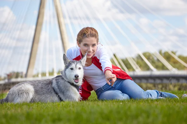 Dívka si hraje se svým psem — Stock fotografie