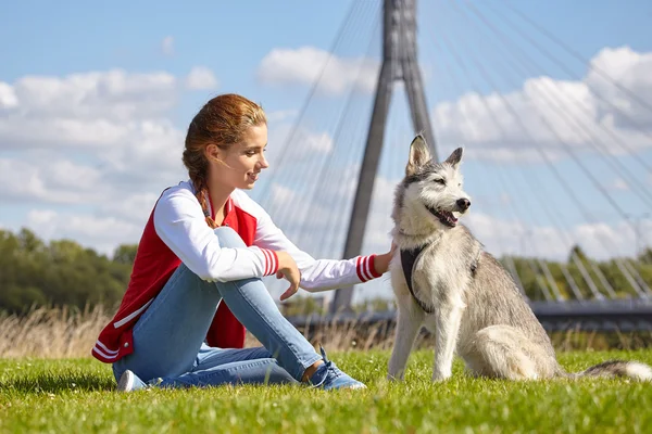 Menina brincando com seu cão — Fotografia de Stock