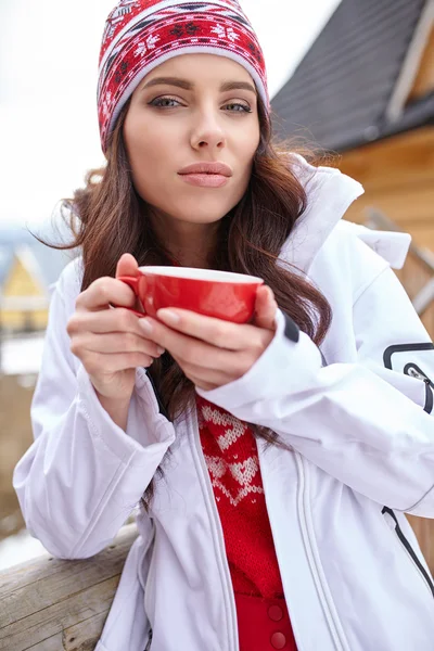 Giovane donna che indossa vestiti caldi — Foto Stock