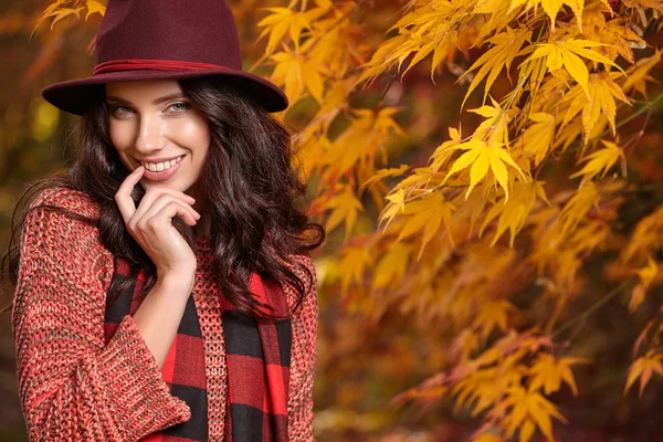 Jonge vrouw in herfst park — Stockfoto