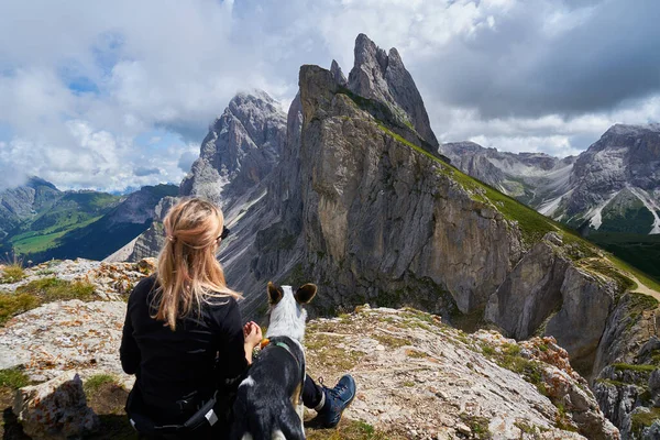 Молодая Женщина Собака Поднимаются Вершину Горы Пандемическая Ковидовая Изоляция — стоковое фото