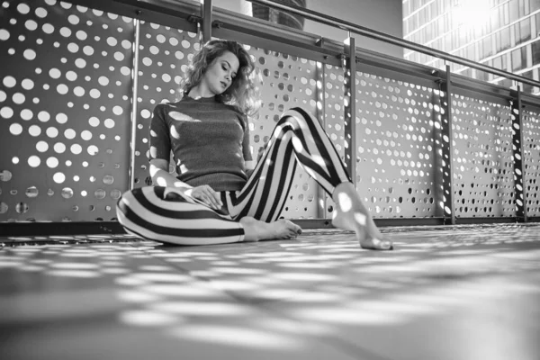 Black White Photo Woman Sunny Balcony — Stock Photo, Image