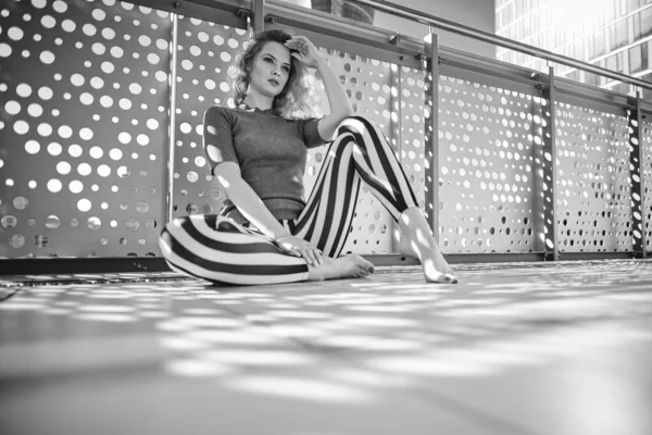 Photo Noir Blanc Une Femme Sur Balcon Ensoleillé — Photo