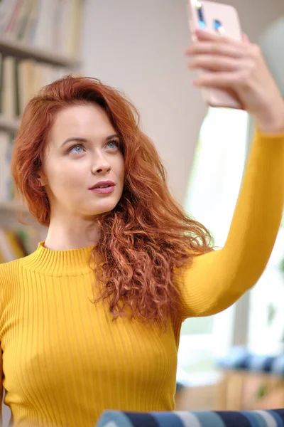 Γυναίκα Λαμβάνοντας Selfies Στο Σπίτι Όμορφος Influencer Γυναίκες Ζουν Streaming — Φωτογραφία Αρχείου