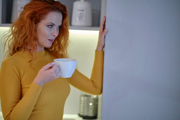 Hermosa Joven Con Taza Café Casa — Foto de Stock