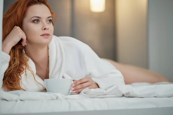 Belle Jeune Femme Avec Une Tasse Café Maison — Photo