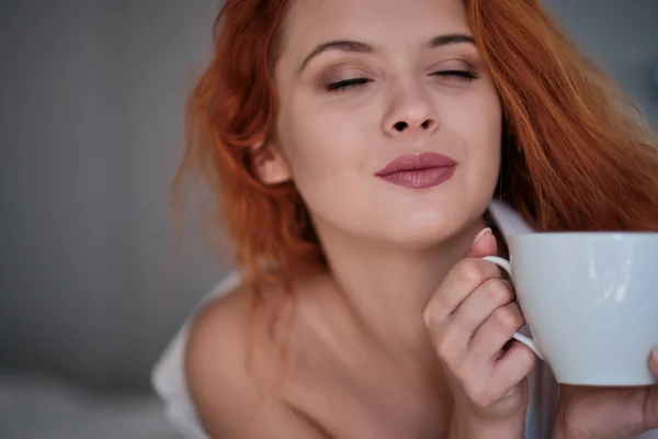 Mooie Jonge Vrouw Met Kopje Koffie Thuis — Stockfoto