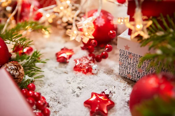 Χριστουγεννιάτικο Κουτί Δώρου Και Διακοσμήσεις Πάνω Εορταστική Φόντο Χριστουγεννιάτικη Γιορτή — Φωτογραφία Αρχείου