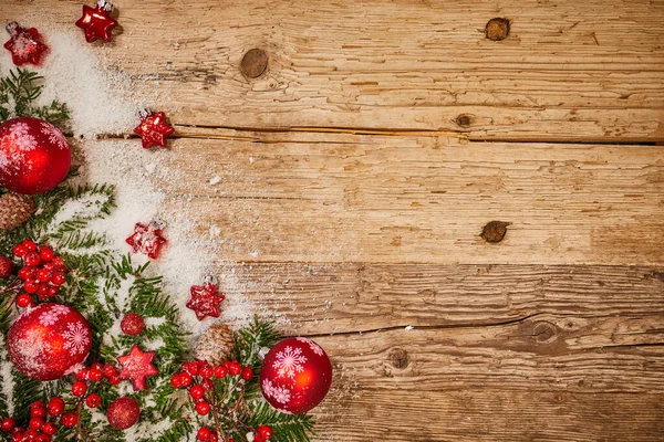 Weihnachten Hintergrund Mit Tanne Und Dekoration Auf Dunklem Holzbrett — Stockfoto