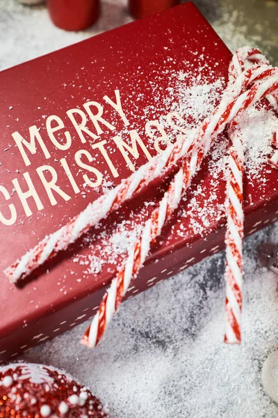 Caja Regalo Navidad Decoraciones Sobre Fondo Festivo Concepto Celebración Navideña —  Fotos de Stock