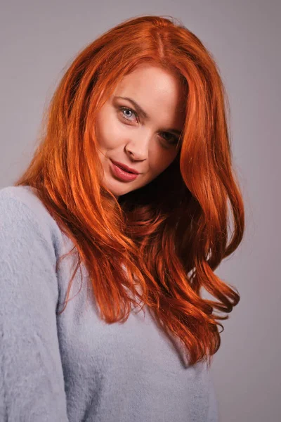 Jovem Menina Ruiva Atraente Sorrindo Olhando Para Câmera — Fotografia de Stock