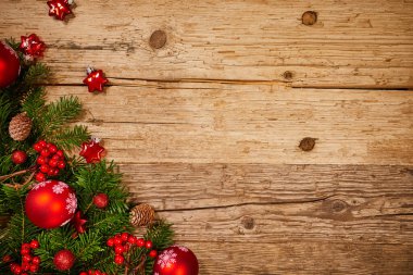 Noel arkaplanı dekorasyon ve hediye kutuları tahtanın üzerinde.