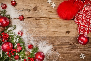 Noel arkaplanı dekorasyon ve hediye kutuları tahtanın üzerinde.