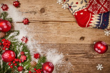 Noel arkaplanı dekorasyon ve hediye kutuları tahtanın üzerinde.